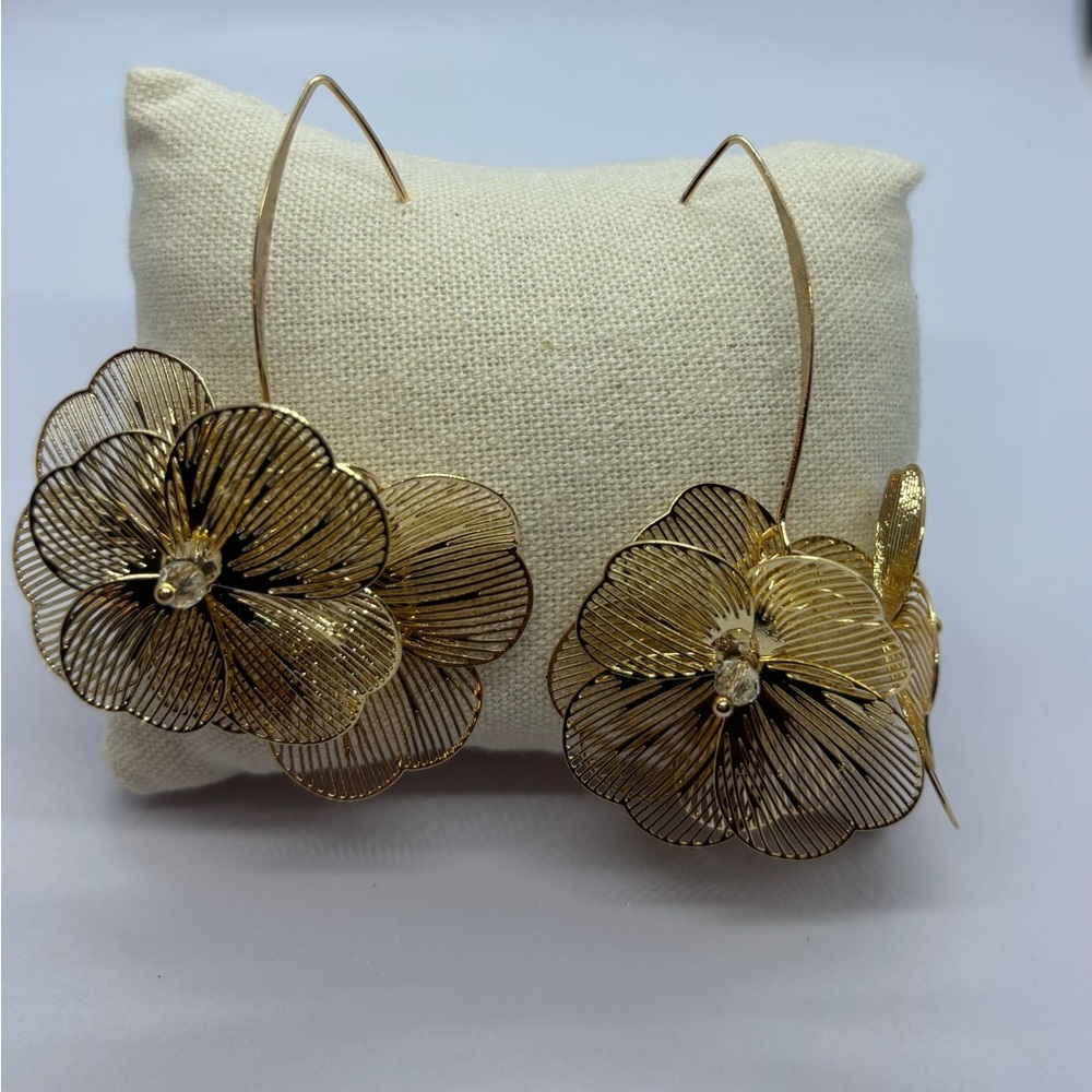 Gold Floral Wire Drop Earrings – Lightweight Statement Dangle Earrings – New - Picture 2 of 3